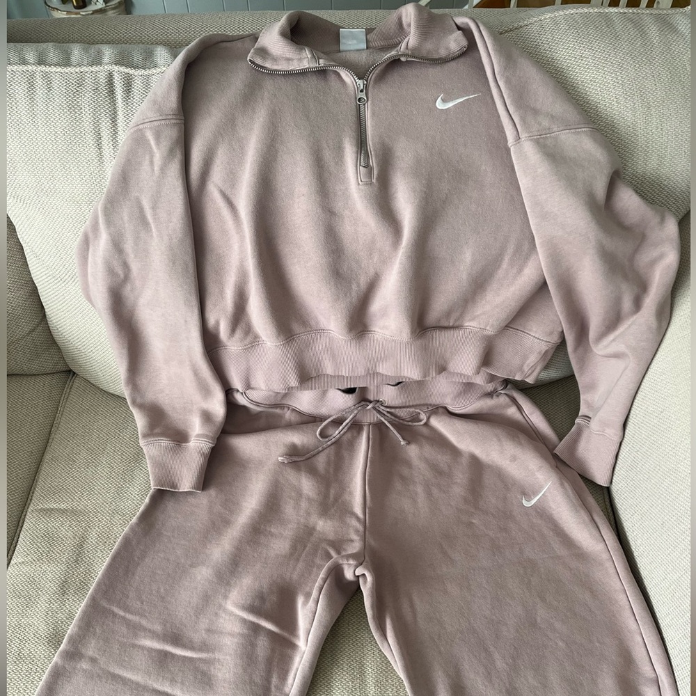 Light dusty pink NIKE sweatsuit.
